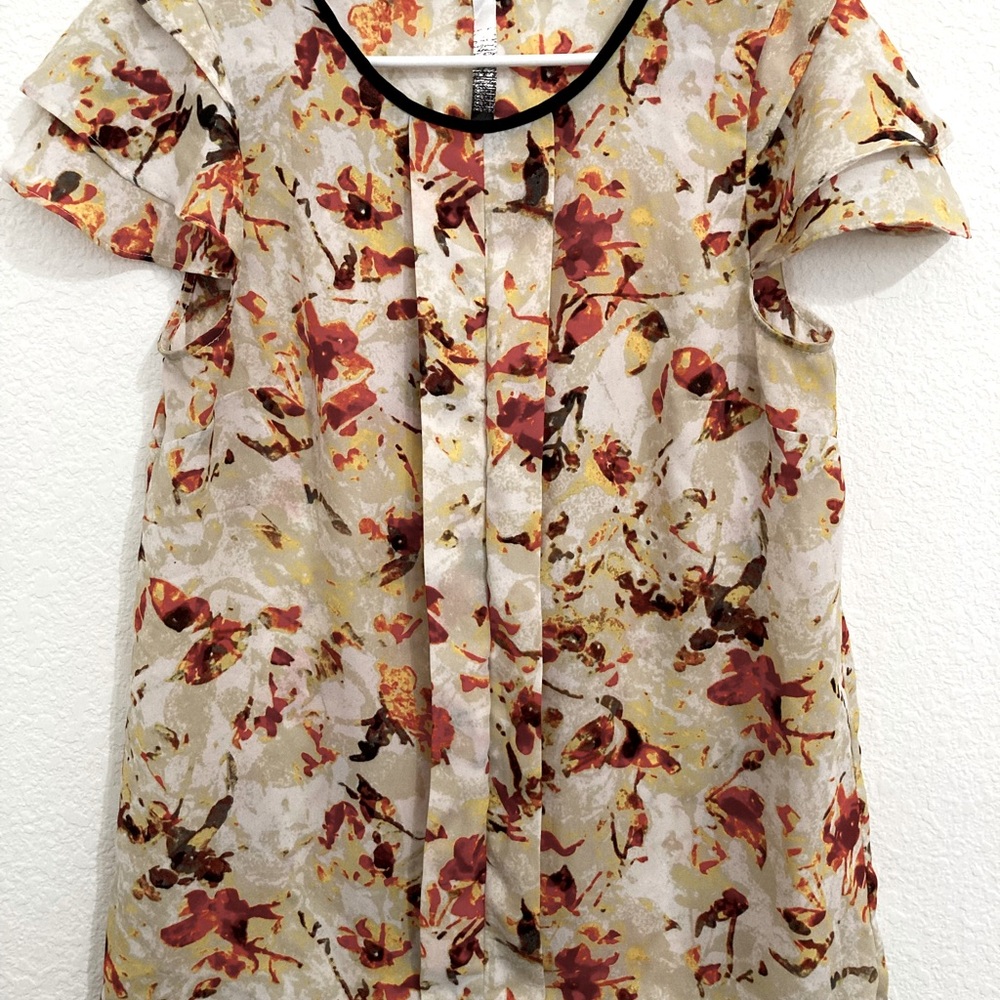 Ladies top. Can be worn dressed up or down. Easy care.